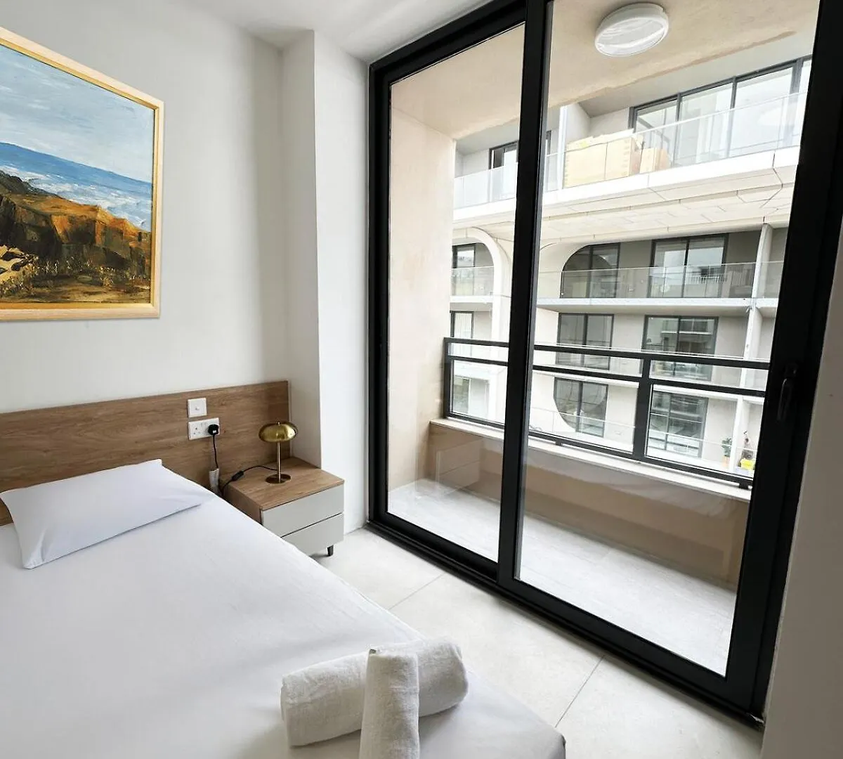 Stylish Retreat In Pacaville Saint Julian's Apartment
